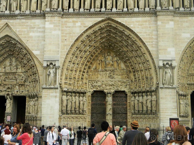 Фасады Собора Парижской Богоматери богато украшены скульптурами. Они являются одними из лучших скульптур средневековья. Скульптуры рассказывают нам историю от грехопадения до Страшного суда.