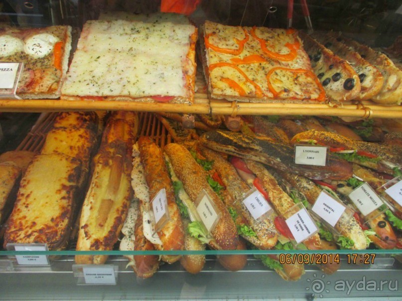 Хлебобулочные изделия представлены в большом ассортименте.