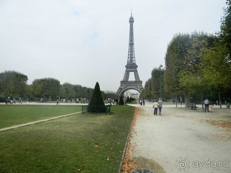 Построена Эйфелева башня была в рекордно короткие сроки для того времени, за 26 месяцев и это включая рытьё котлованов и создание фундамента. Торжественное открытие состоялось 31 марта 1889 года, на месяц раньше срока
