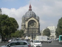 Выдающийся человек и полководец Наполеон Бонапарт решает начать строение храма восславляющего французскую армию. И в 1806 возведение церкви было поручено французскому зодчему Пьеру-Александру Виньону.