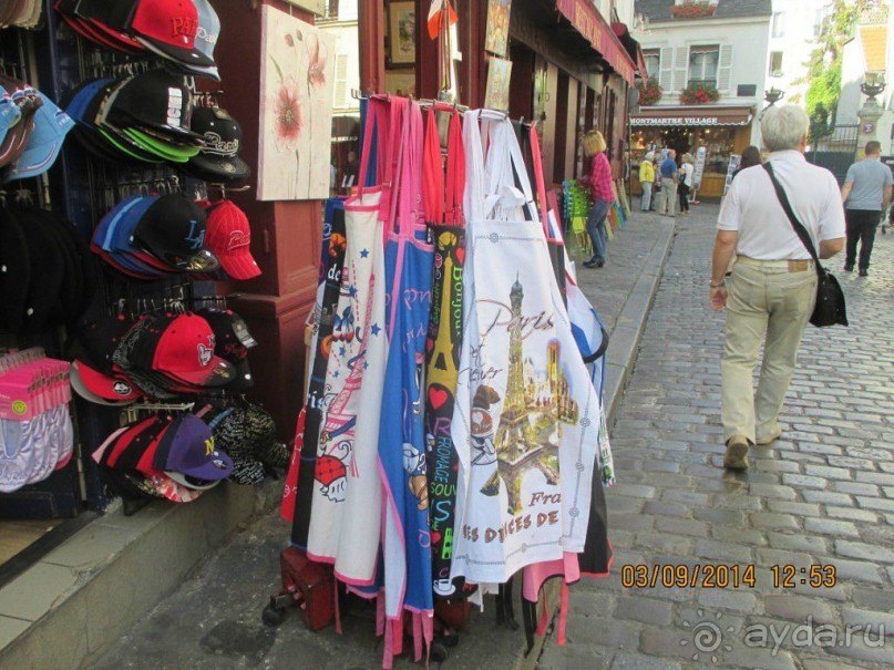 На Монмартре вообще сплошь сувенирные лавки. Всегда можно найти что-то в подарок родственникам и друзьям.