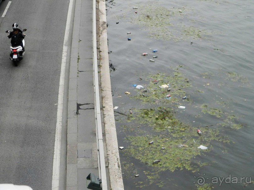 Много веков Сена была рабочей лошадью, доставлявшей в Париж камень для строительства дворцов, зерно для выпечки хлеба, вино для множества кабаков.