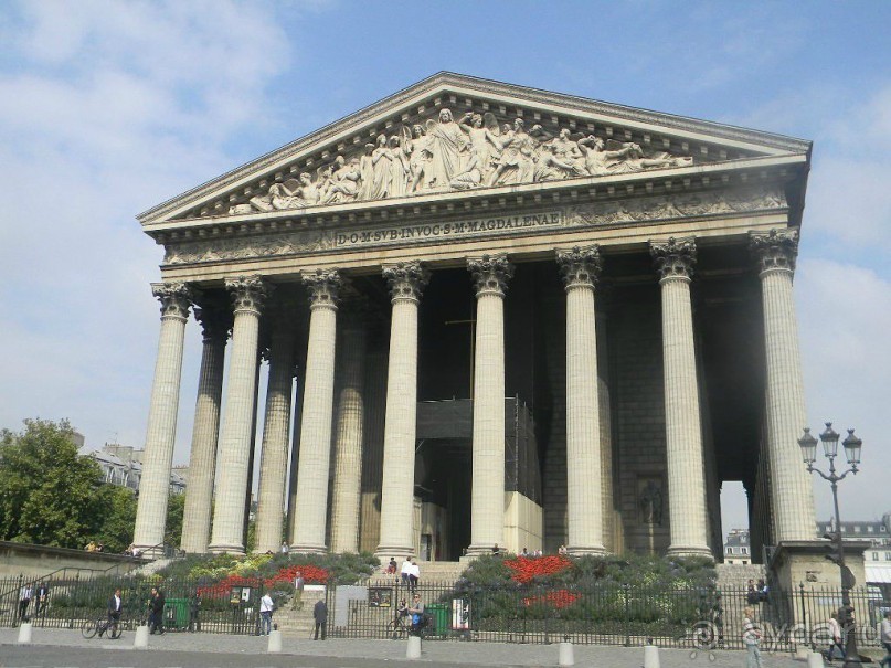 Церковь Мадлен на площади Мадлен Своей формой  напоминает классический греко-римский храм: широкая лестница у главного фасада и высокие, массивные колонны