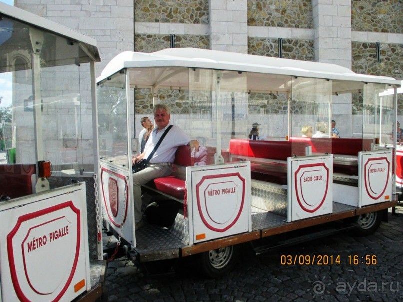 На туристическом паровозике по Монмартру от Сакре-Кёр до площади Пигаль.