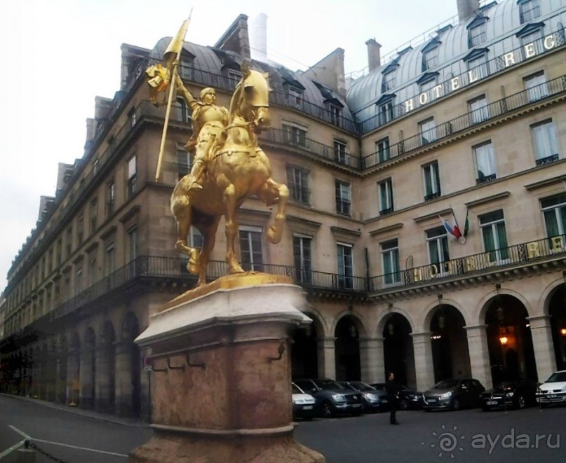 Там где пересекаются улицы Риволи (названа в честь наполеоновской битвы в Пьемонте) и Пирамид (в честь его же битв в Египте), на небольшой площади стоит замечательный памятник - Жанне д" Арк.