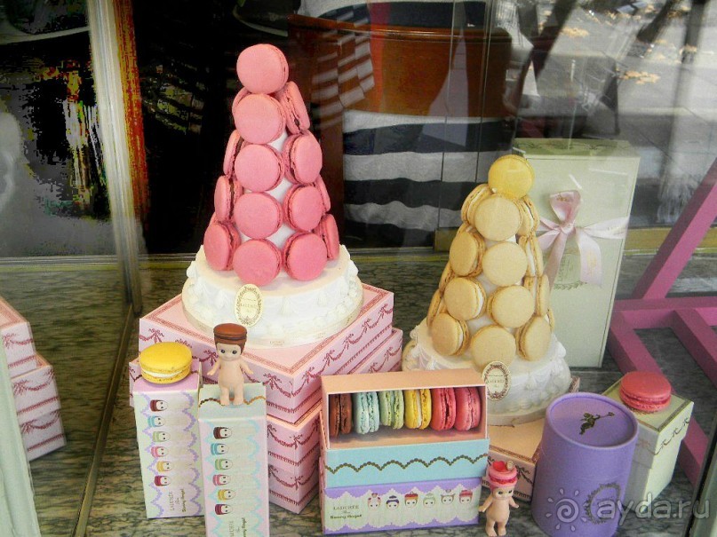 Кстати, именно здесь макарон в первый раз соединили начинкой, которая называется ганаш.  И такие макароны различаются разными вкусами, например вкус лайма, необыкновенный вкус белого трюфеля, имбиря и даже зеленого чая.