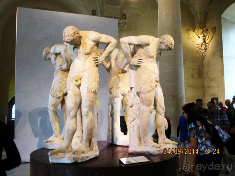 Цокольный и первый этажи крыла Ришелье и крыла Денон занимает обширное собрание работ французских скульптуров, а также небольшое количество экспонатов из Италии, Голландии, Германии, и Испании