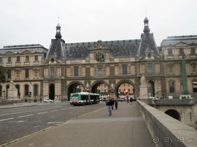 Большинство парижан считает, что Лувр - их самая главная достопримечательность.