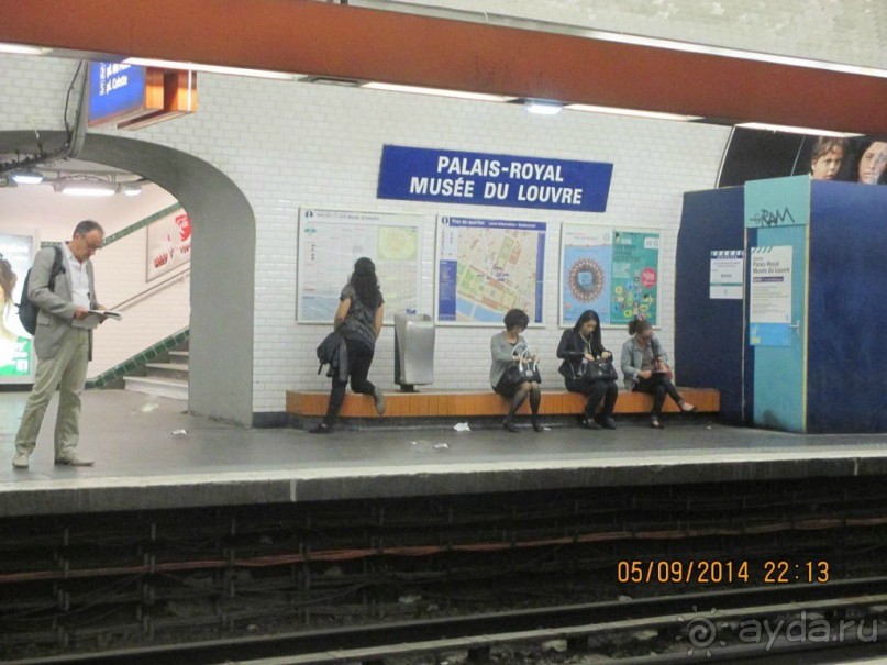 Большинство станций оформлены аскетично,  в метро достаточно "чисто". На световых табло указывается время, оставшееся до прихода поезда и конечная станция.