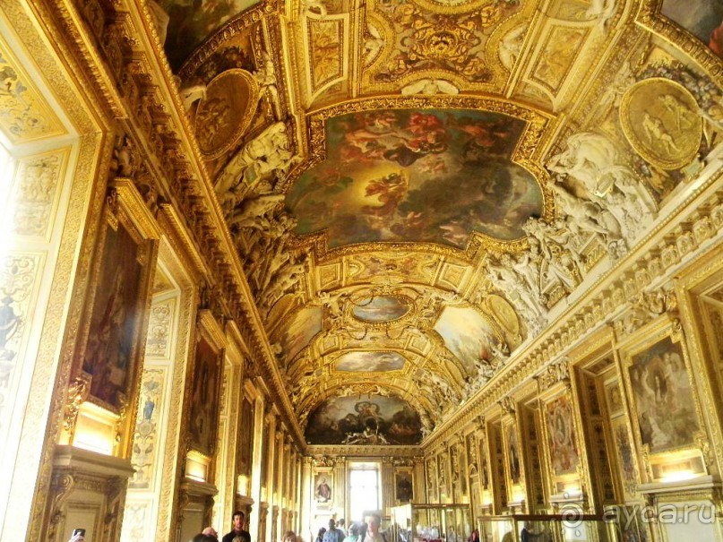 В Лувре хранится одна из самых обширных мировых коллекций живописи, и естественно, французская школа, представлена в музее наиболее всеобъемлюще.