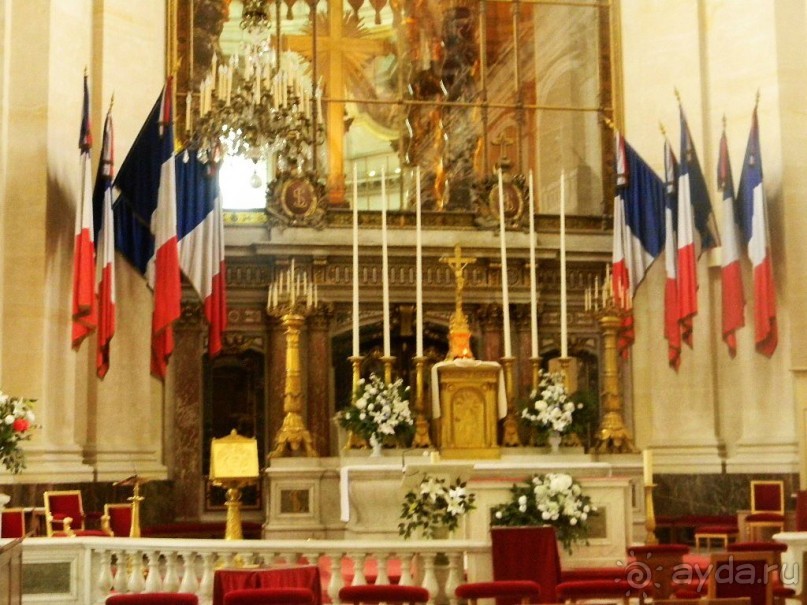 Четыре капеллы собора Дома инвалидов служат усыпальницами многих членов семьи Бонапарт и выдающихся военных деятелей Франции