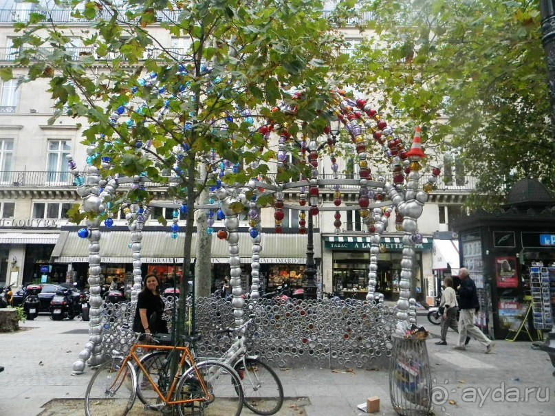 Метро в Париже является наиболее популярным у горожан и туристов видом транспорта.  Вот такой вход в метро около Лувра.