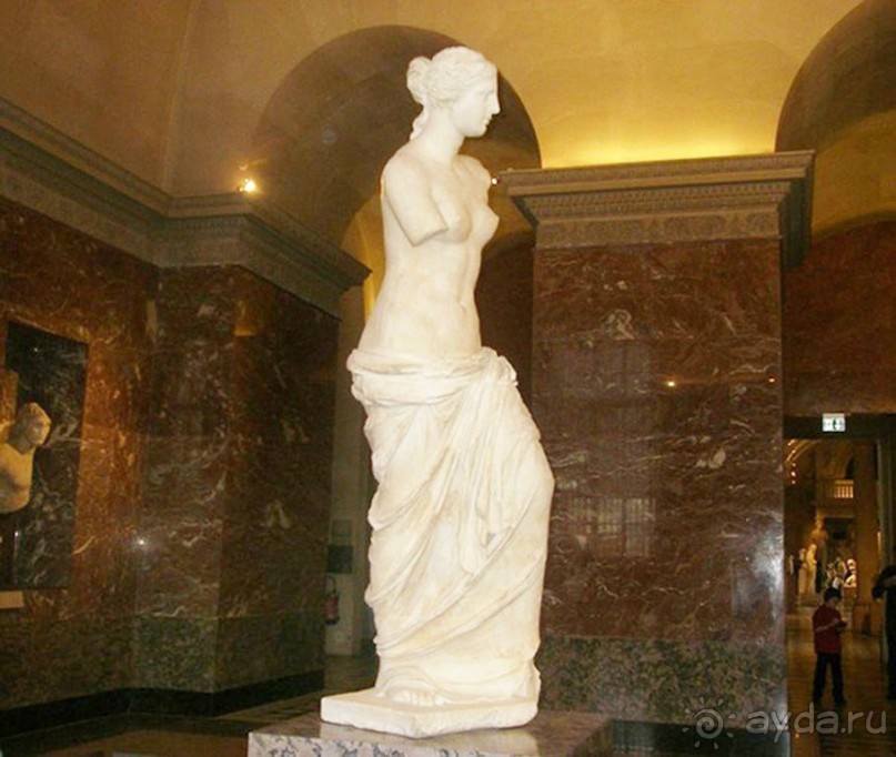 Статуя Венеры Милосской, датируемой сотым годом до нашей эры