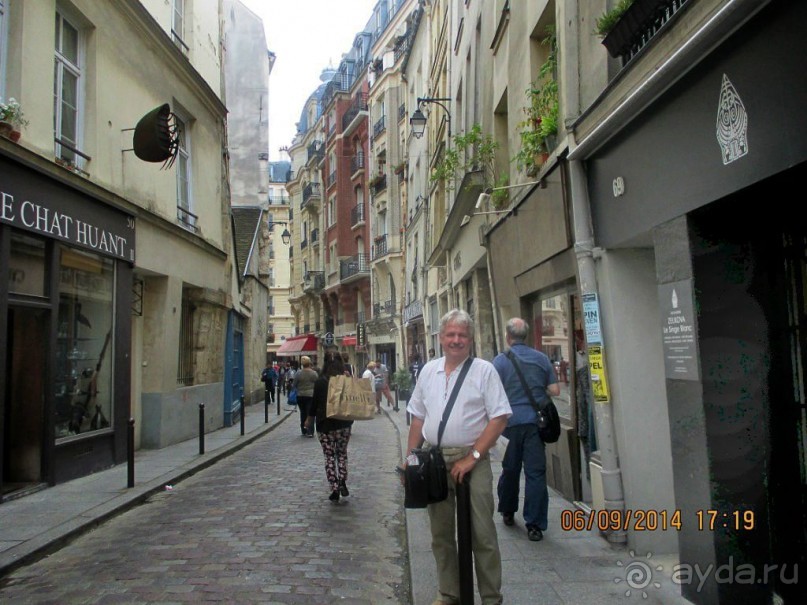 На узких старинных улочках Латинского квартала, где когда-то хвастался новой шляпой с пером сам Д’Артаньян, расположена масса закусочных со всевозможными сладостями и свежеиспеченными булочками