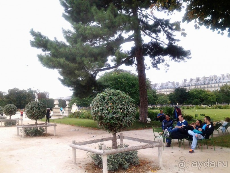 Сад Тюильри относится к одному из самых старинных и популярных мест Парижа, он находится в центре французской столицы в 1-ом округе и расположен на правом берегу Сены.