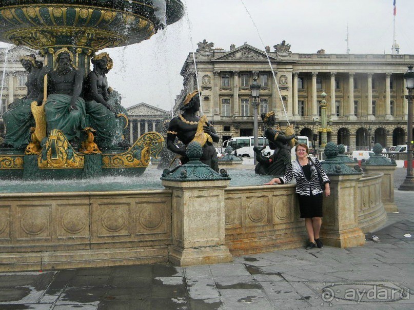 Через несколько лет архитектор Гитторф воздвиг с двух сторон обелиска фонтаны высотой 9 метров,  они очень похожи на римские фонтаны с площади св. Петра