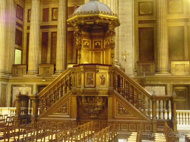 Внутреннее пространство имеет лишь один неф, образуя широкий сводчатый пролет. Структурное разделение пространства представляет собой сочетание двух стилей, наличие белого мрамора и позолоты делает храм роскошным.