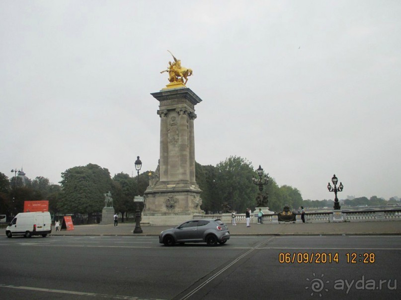 Приезжая в Париж нельзя пройти мимо золотых Пегасов, которые, кажется, сейчас взлетят в воздух