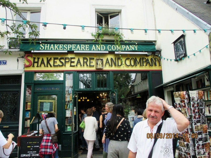 Магазин под названием Shakespeare and Co, когда-то названный Генри Миллером «книжной страной чудес», открылся в Париже в 1919 г.