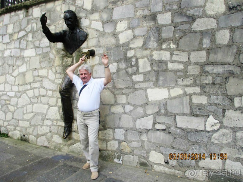 В 1989 знаменитый актёр Жан Маре (оказавшийся  талантливым скульптором) создал в память о своём друге писателе Марселе Эме бронзовую скульптуру которая изображает главного героя его  рассказа «Человек, проходящий сквозь стену"