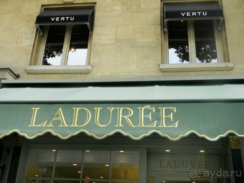 Кафе-кондитерская «Ладуре» существует с 1862 года. Здесь огромный выбор пирожных, десертов, макарон  Макароны – это уникальное печенье, состоящее из двух миндальных половинок соединенное начинкой,