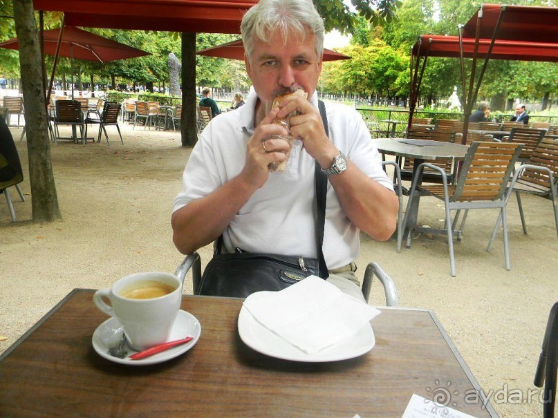 ......перекусить в уличном кафе после экскурсии в Лувр.