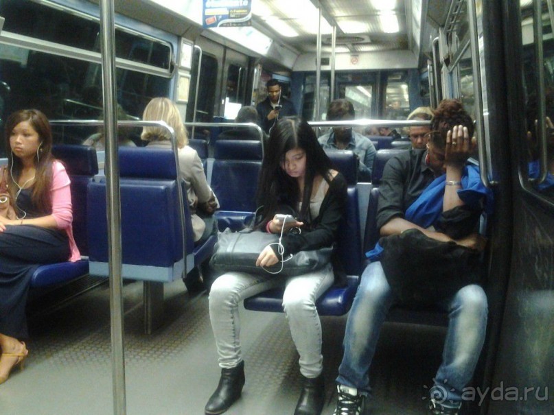 Двери в поездах  чаще всего не открываются автоматически: чтобы войти или выйти надо самому нажать на рычаг или кнопку открывания дверей.