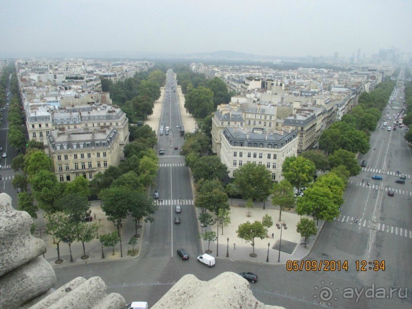 Площадью «Звезды» ее назвали из-за двенадцати ровных лучей-проспектов, которые расходятся от нее в разные стороны Парижа. Один из этих двенадцати проспектов – знаменитые Елисейские поля.