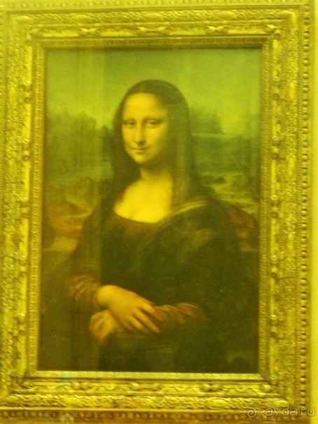 Главное произведение, которое в первую очередь хотят увидеть туристы, это «Мона Лиза» (« Джоконда») Леонардо да Винчи. Эта картина находится в крыле Денон, в отдельном маленьком зале - Саль дез Эта, в который можно попасть только из Большой галереи.