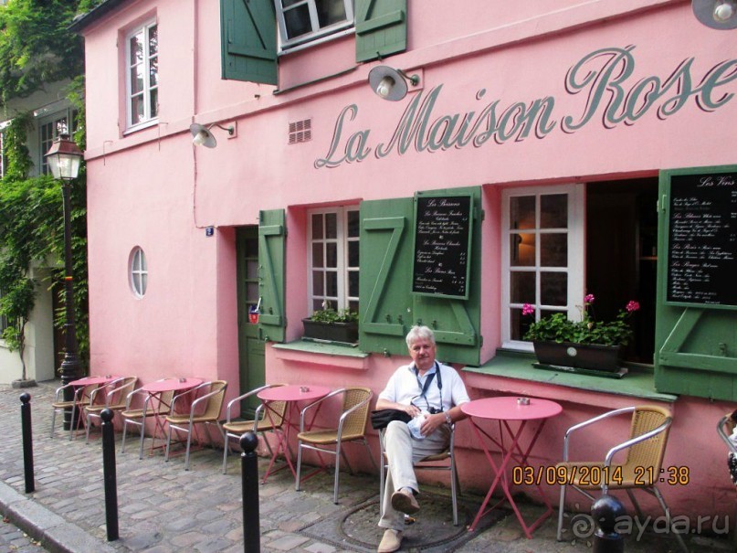 Однажды, возвращаясь под утро с одной из пирушек, художник-самоучка Морис Утрилло заметил, что в лучах рассвета дом выглядит намного красивее