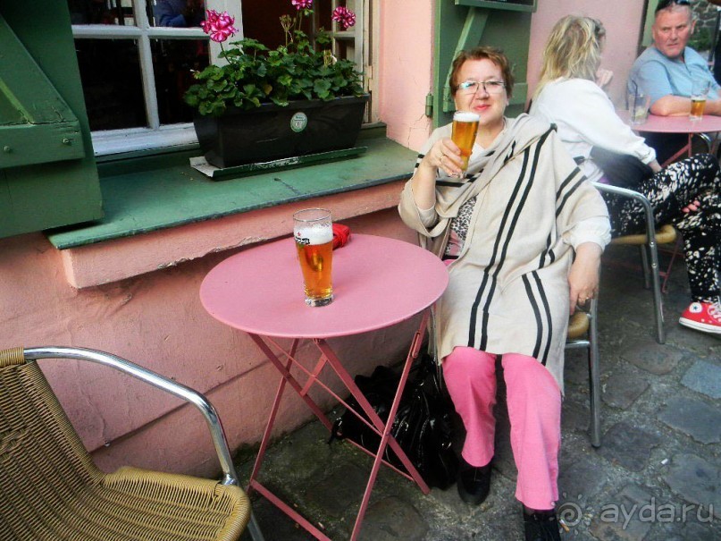 Недолго думая, он предложил друзьям-художникам выкрасить стены кабачка в розовый цвет, что они и проделали с молниеносной скоростью. Когда владелец кафе проснулся, его заведение уже было розовым.