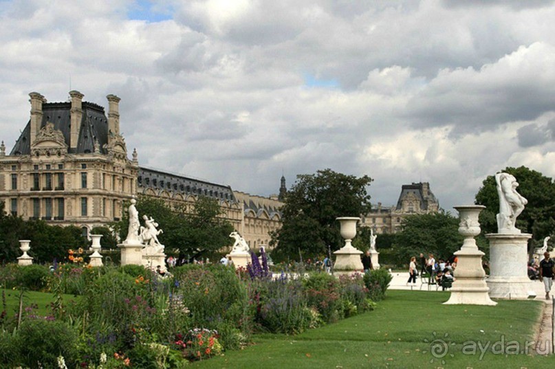 Идея создания садово-паркового ансамбля принадлежала таинственной Екатерине Медичи — основательнице замка Тюильри. Впервые сад, по ее указанию, начали разбивать в 1564 году