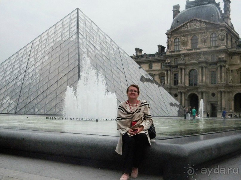 Это сооружение имеет такие же параметры, как и египетская пирамида Хеопса и  играет роль главного входа в музей.