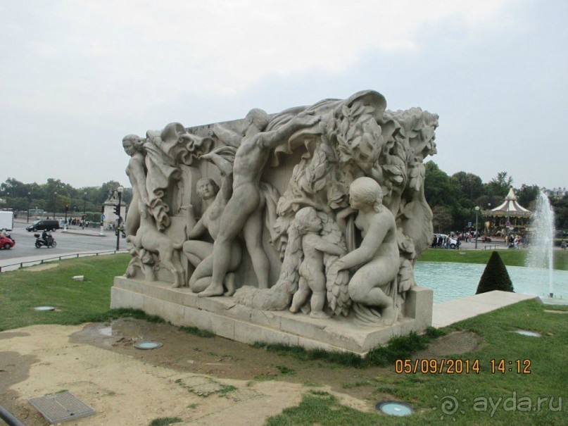 Скульптурная композиция у подножия Эйфелевой башни.