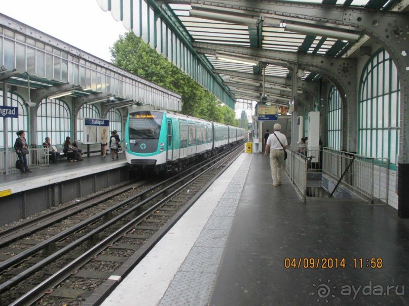 Главным затруднением в первое время может быть то, что в метро не одна общая платформа на станции, а отдельные выходы к двум платформам для разных направлений