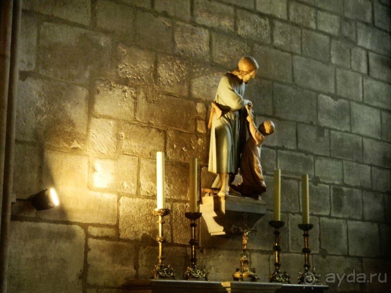 В убранстве собора доминирует серый цвет, это цвет камня из которого сложены стены.