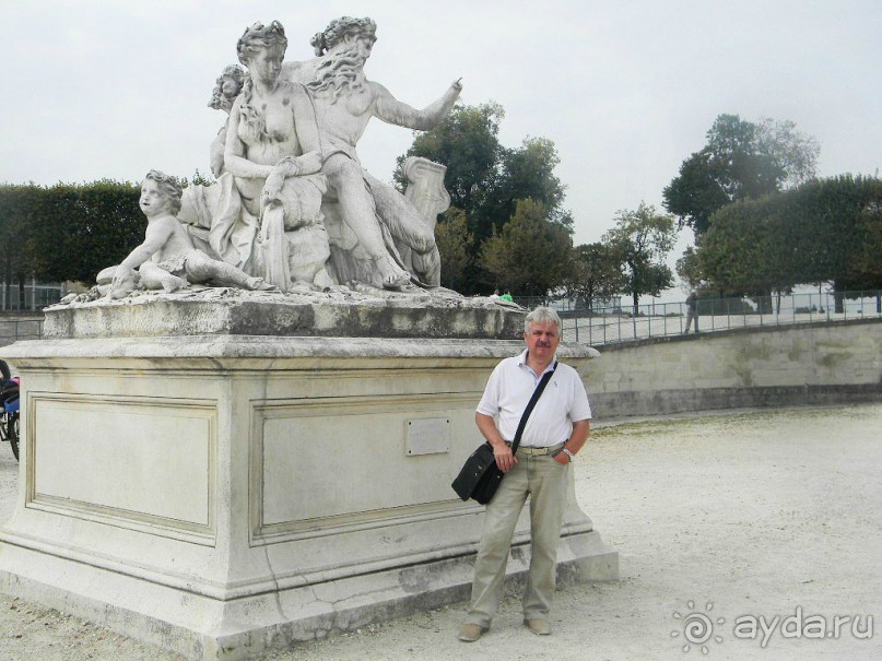 Между Садом Тюильри и Елисейскими полями расположена площадь Согласия. Своё название она получила в знак примирения сословий, после того, как закончился революционный террор в 1795 году.