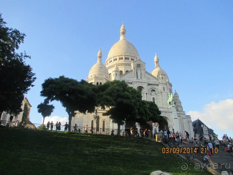 Кажется храм не только самым высоким, но и самым великолепным. Такой визуальный эффект достигается благодаря уникальному камню, из которого практически полностью построен «Храм Сердца Христова»