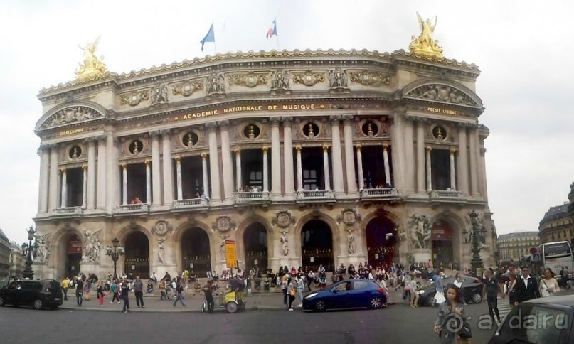 Оперный театр под названием Королевской академии музыки был основан в 1669 году, его основателями стали композитор Р. Камбер и поэт П. Перрен.