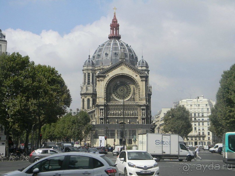 Выдающийся человек и полководец Наполеон Бонапарт решает начать строение храма восславляющего французскую армию. И в 1806 возведение церкви было поручено французскому зодчему Пьеру-Александру Виньону.