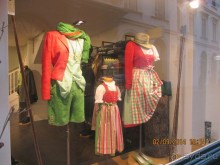 Яркие, красочные национальные костюмы в витринах на улице Грабен.
