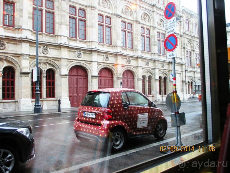 Из окна знаменитого кафе Захер открывается вид на Венскую Оперу.