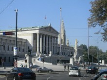 Здание Парламента в Вене было построено в Древнегреческом стиле и напоминает собой храм. На территории, прилегающей к парламенту, установлена статуя знаменитой древнегреческой богини Афины Паллады.