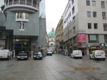 Пешеходная улица Грабен выходит на маленькую площадь, где стоит церковь святого Петра.