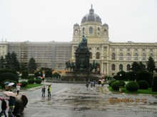 Площадь Марии Терезии.  На аллее в центре площади возвышается почти на 20 м. скульптурная композиция императрицы Марии Терезии на троне, обращённой лицом в сторону Хофбурга