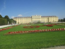 В 1728 году владельцем замка Шенбрунн стал император Карл VI, который презентовал строение свой дочери и будущей императрице Марии Терезии.