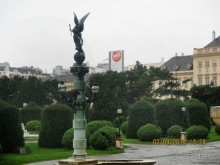 Прямоугольная площадь в Вене на Рингштрассе между Музейным кварталом и Хофбургом, на которой находятся в одинаковых симметрично расположенных зданиях два крупнейших венских музея – Музей естествознания и Музей истории искусств.