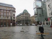 Когда-то, в XIX веке, на этом месте  стоял купеческий дом (в нем торговали коврами), но во время Второй мировой войны он был разрушен. Теперь же здесь красуется новый торговый комплекс с дорогущими магазинами и пафосным кафе-рестораном на крыше
