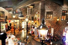 ......по периметру - целая куча сувенирных магазинчиков, на втором этаже.......