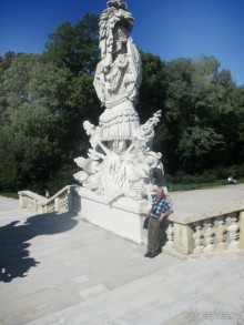 Лестница ведет на смотровую площадку Глориетты, откуда открывается замечательный вид на дворец и на Вену.